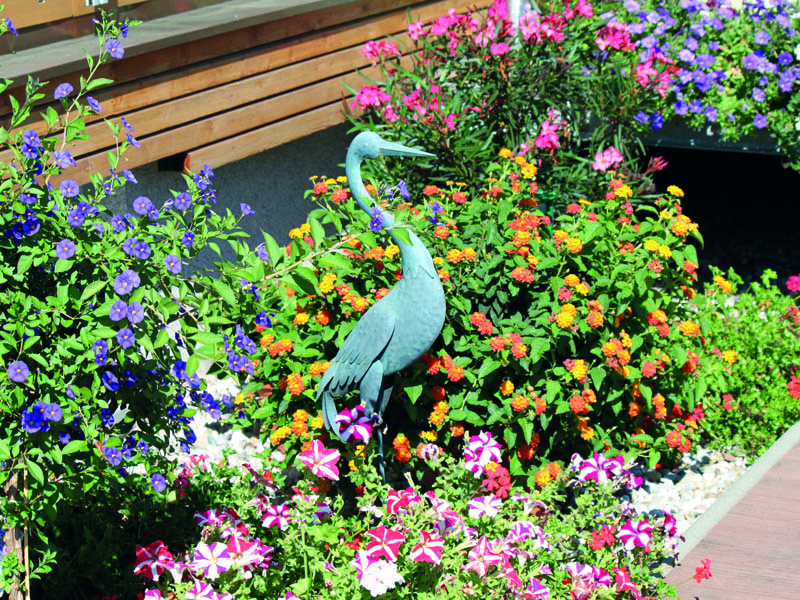 Schöne Blumen mit Storch Deko