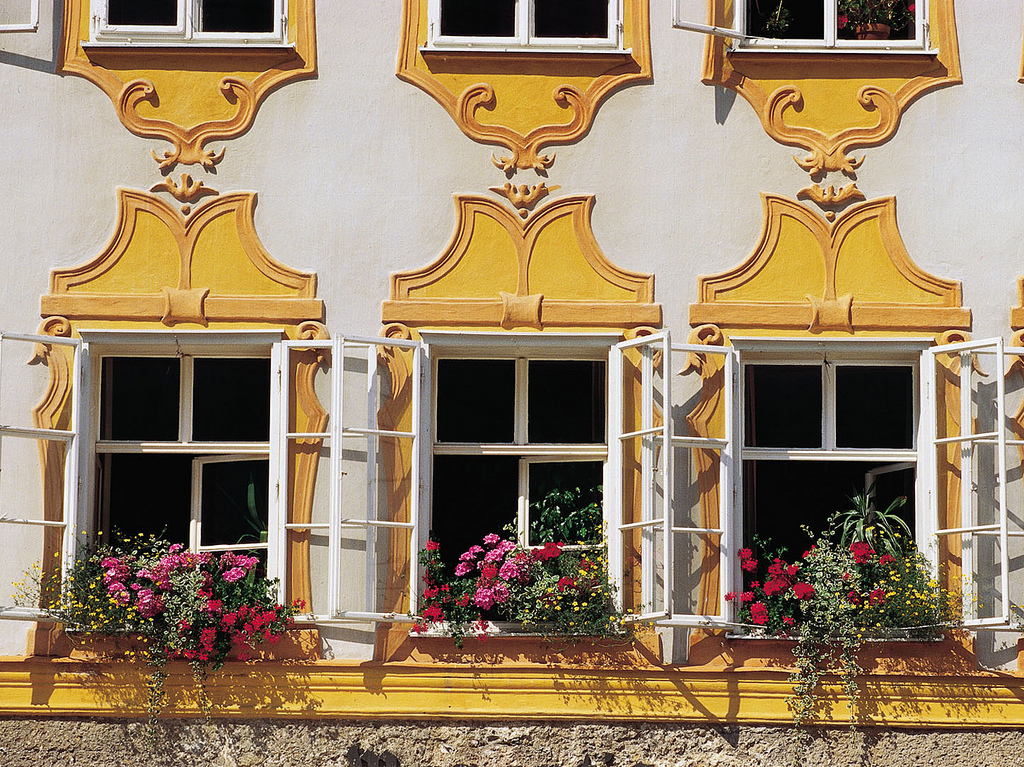 Fenster mit Blumen Verzierung