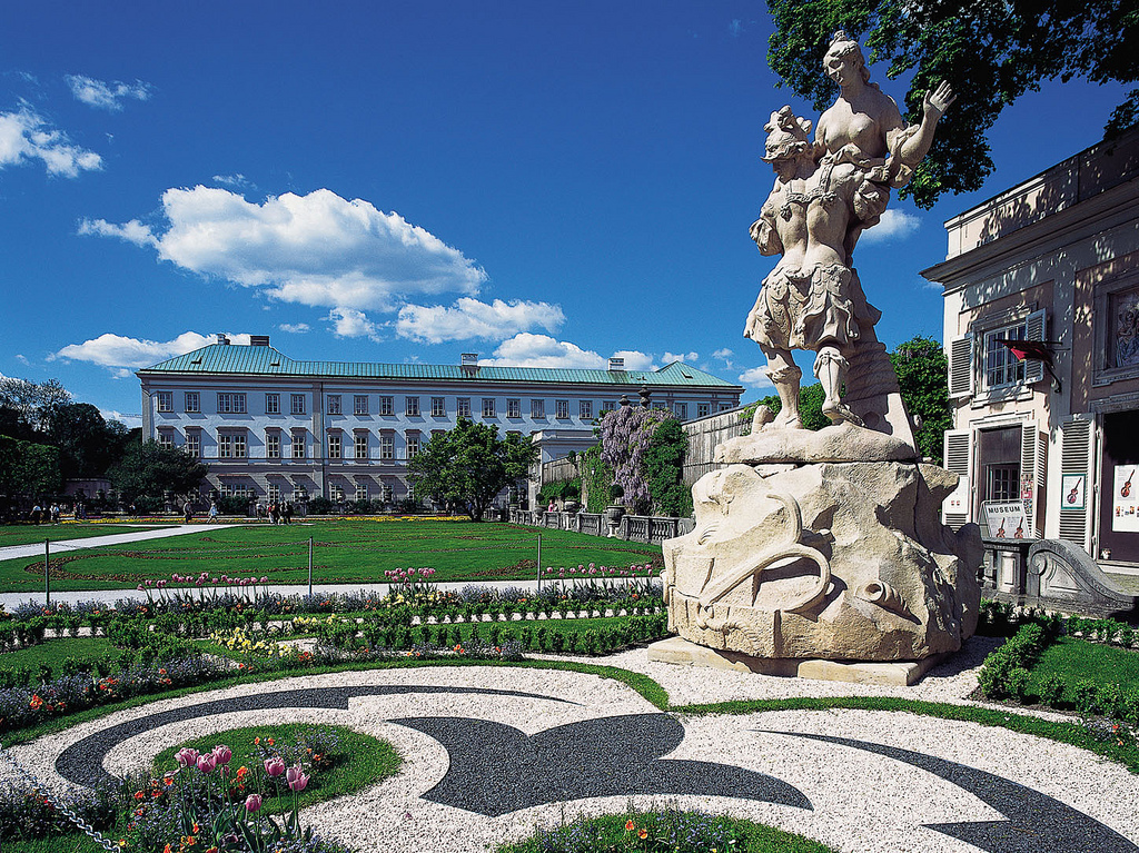 Schöner Garten mit Statuen