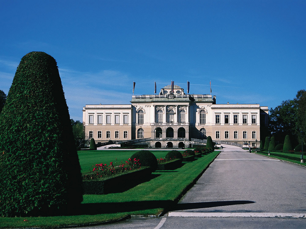 Schöner Garten vorm Casino Salzburg