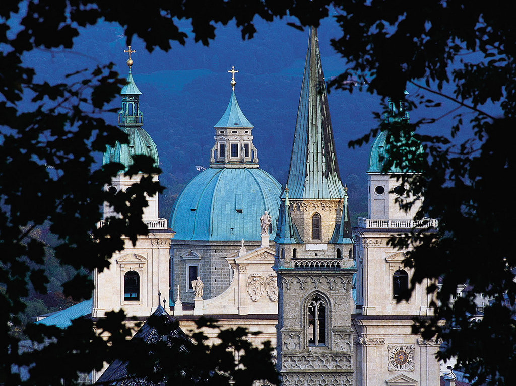 Franziskanerkirche mit Dom im Hintergrund