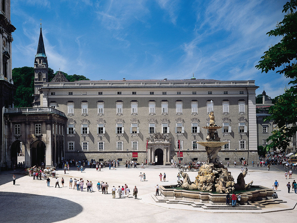 Residenzplatz mit Sonnigem Wetter